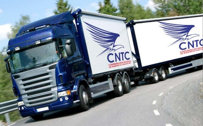 Camión con imagen CNTC