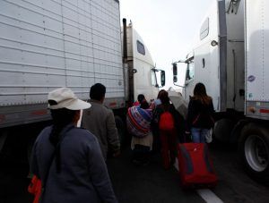 Se suman camioneros al paro