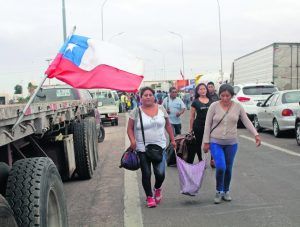 el paro se esta realizando entre chile y tacna y la gente esta cruzando a pie